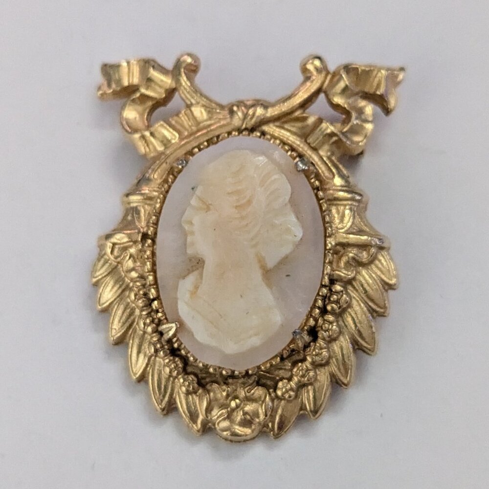 Vintage MCM GENO Genuine Cameo Shell Gold Tone Brooch Pin